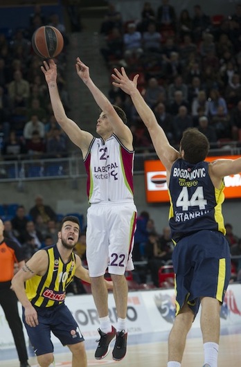 Heurtel, autor de 14 puntos, lanza a canasta. (Raúl BOGAJO / ARGAZKI PRESS)