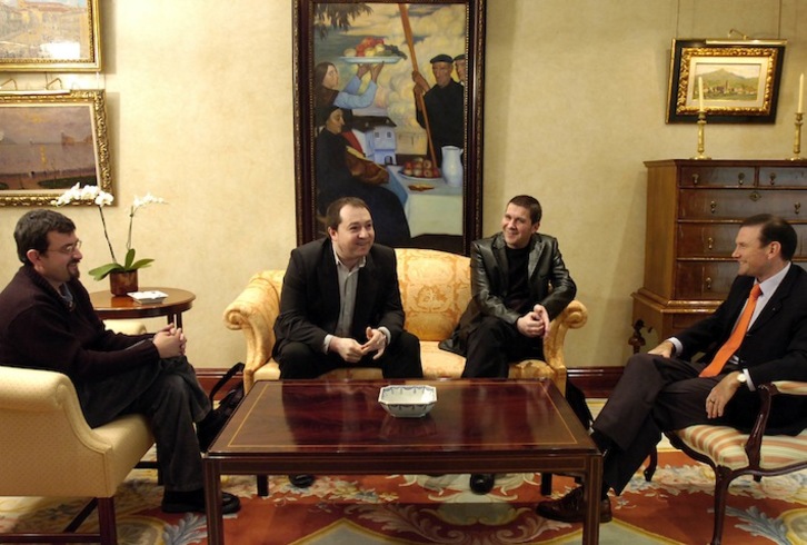 Reunión entre Ibarretxe y representantes de Batasuna, entre ellos Otegi, en 2006. (Imanol OTEGI/ARGAZKI PRESS)