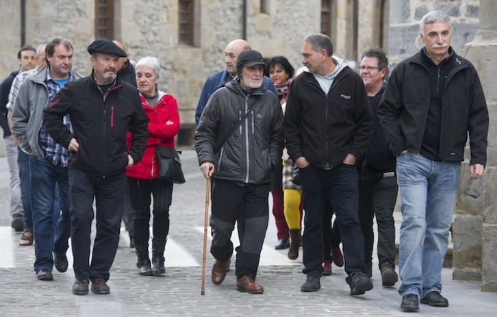 Iosu Uribetxebarria acude al juzgado de Bergara acompañado de familiares y amigos. (Raúl BOGAJO/ARGAZKI PRESS)