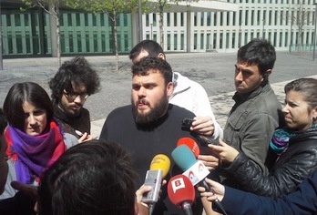 El abogado de ‘Tanquem els CIEs’ Andrés García este mediodía a la salida de los juzgados. (NAIZ.INFO)