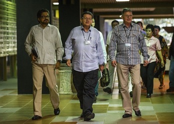 El jefe de la delegación de las FARC, Ivan Marquez, Pablo Catatumbo y Rodrigo Granda llegan al Palacio de Convenciones de La Habana para los diálogos con el Gobierno. (Yamil LAGE/AFP)