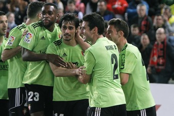 Los rojillos celebran el gol de Arribas. (LA OTRA FOTO)
