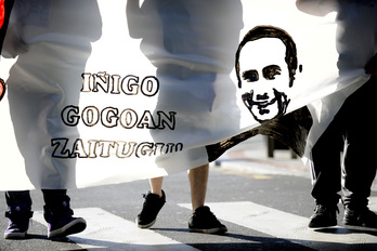 Pancarta portada en la amnifestación convocada para denunciar la muerte de Cabacas. (Marisol RAMIREZ / ARGAZKI PRESS)