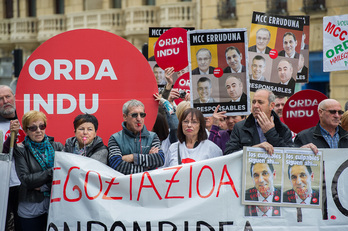 Asamblea anual de Laboral Kutxa, con protestas en el exterior de afectados por las subordinadas y de la plataforma de socios de Fagor. (Andoni CANELLADA / ARGAZKI PRESS)