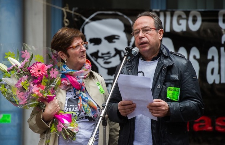 Fina Liceranzu y Manu Cabacas, en un acto en recuerdo de su hijo. (Luis JAUREGIALTZO / ARGAZKI PRESS)