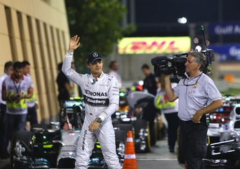Rosberg saluda tras lograr su primera pole de la temporada. (Marwan NAAMANI / AFP PHOTO)