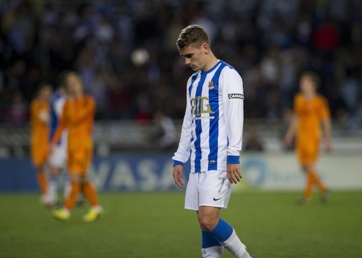 Griezmann se retira cabizbajo al término del partido. (Juan Carlos RUIZ / ARGAZKI PRESS)