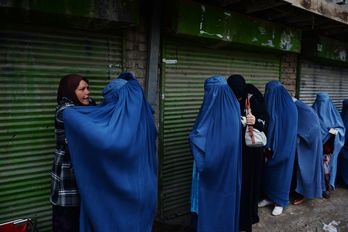 Mujeres con burka acuden a votar durante la jornada electoral del sábado. (SHAH MARAI / AFP)