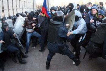 Manifestantes prorrusos se enfrentan con efectivos policiales. (Alexander KUDHOTEPLY / AFP)