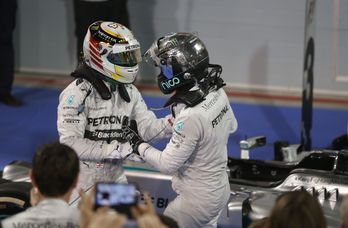 Hamilton y Rosberg celebran la victoria. (Patrick BAZ / AFP)