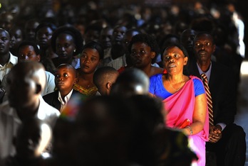 Varios ruandeses participan en una ceremonia religiosa en Kigali. (Simon MAINA/AFP)