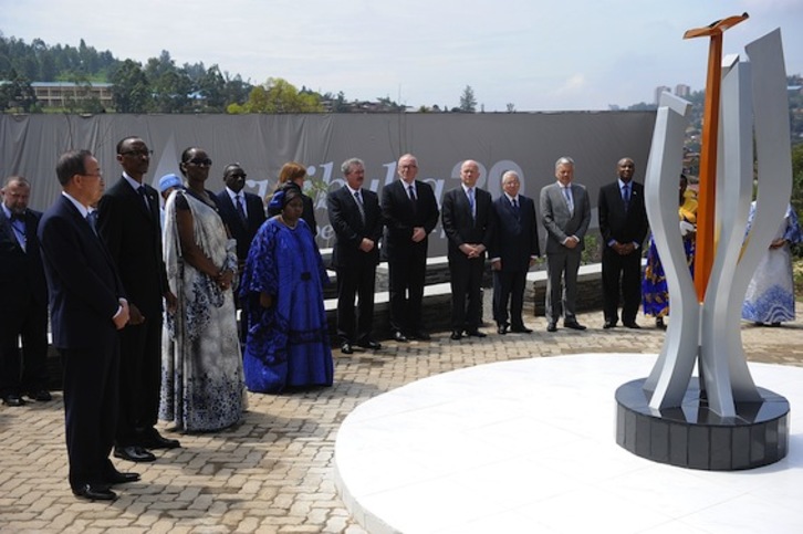 Ban Ki-moon y Paul Kagame, entre otros dirigentes, en uno de los actos conmemorativos del genocidio de Rwanda. (Simon MAINA/AFP PHOTO)