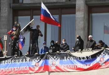 Activistas prorrusos en un edificio gubernamental de Donetsk. (Alexander KHUDOTEPLY/AFP PHOTO)