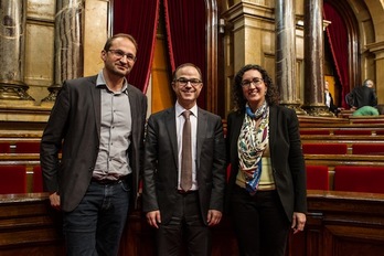 Los tres delegados que defenderán la propuesta catalana en el Congreso, de izquierda a derecha: Joan Herrera (ICV-EUiA), Jordi Turull (CiU) y Marta Rovira (ERC). (PARLAMENT).