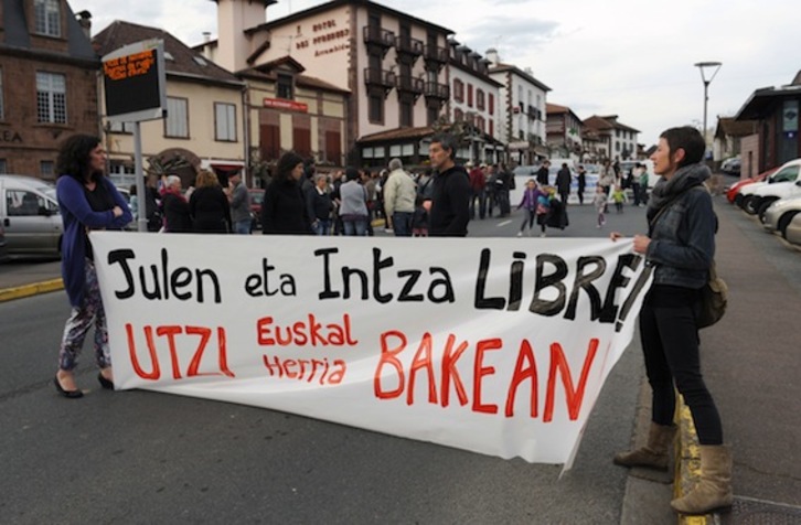 Dos mujeres sujetan una pancarta de apoyo a Mujika y Oxandabaratz, en Donibane Garazi. (Gaizka IROZ)