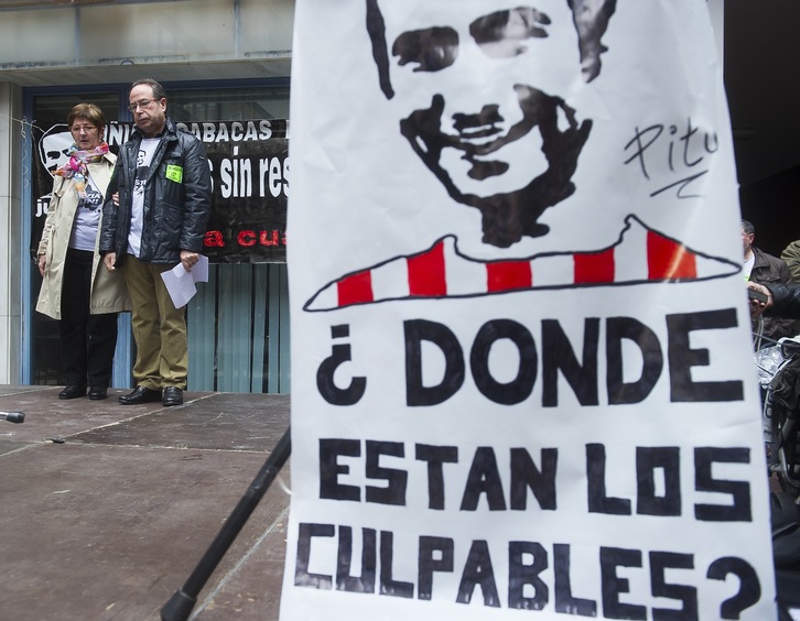 Homenaje a Cabacas el pasado sábado en el lugar donde resultó mortalmente herido con Fina y Manu al fondo. (Luis JAUREGIALTZO/ARGAZKI PRESS)
