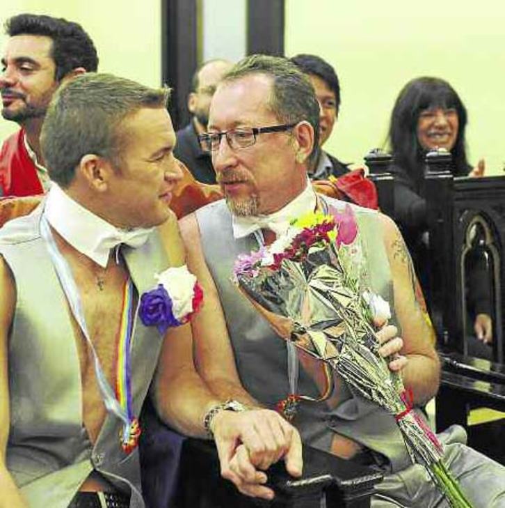  Errusiako bikote gay batek homofobiatik ihes egin eta asilo politikoa eskatu du Argentinan