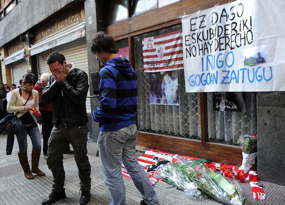 Tras cuatro días en coma, Iñigo Cabacas fallece en el hospital. Amigos y allegados le rinden homenaje en el lugar donde resultó mortalmente herido. (Marisol RAMIREZ/ARGAZKI PRESS)