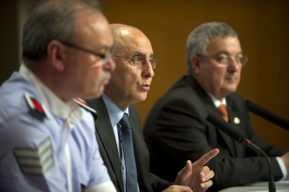 Rueda de prensa de Rodolfo Ares (centro), junto con José Antonio Varela y Miguel Buen, antes de que la autopsia confirmara que ‘Pitu’ murió por un pelotazo. (Marisol RAMIREZ/ARGAZKI PRESS)