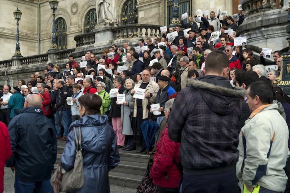Concentración en las escalinatas del Ayuntamiento de Bilbo. (Marisol RAMIREZ/ARGAZKI PRESS)