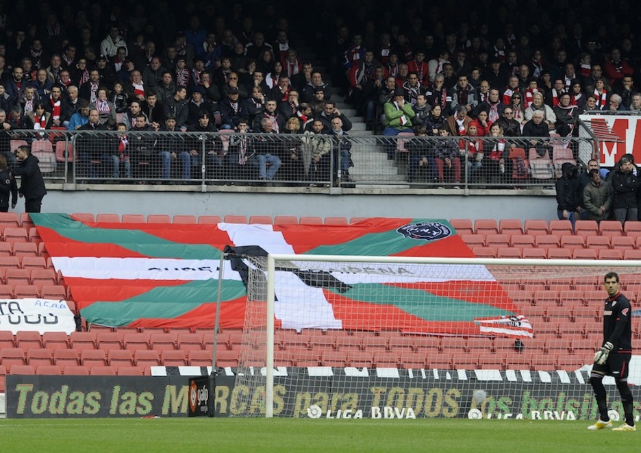 Una gran ikurriña con crespón negro en San Mamés. (Marisol RAMIREZ/ARGAZKI PRESS)