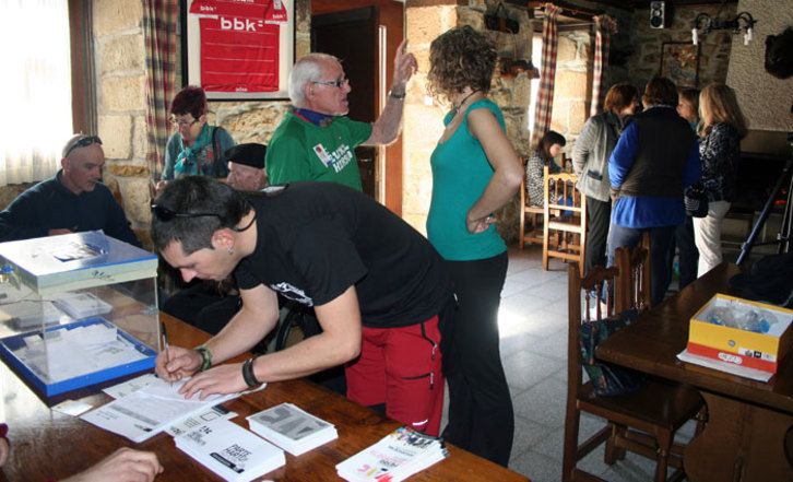 Varios vecinos ya han expresado su decisión a través del voto anticipado. (A13 Etxarri)