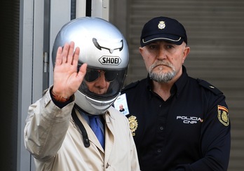 González Pacheco, «Billy el Niño», se ha ocultado con un casco al salir de la Audiencia Nacional. (Gerard JULIEN/AFP)