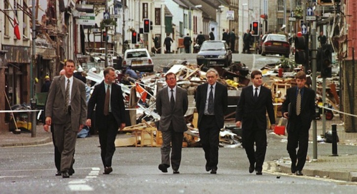 Visita de autoridades al lugar del atentado de Omagh registrado el 15 de agosto de 1998. (Paul VICENTE | AFP PHOTO)