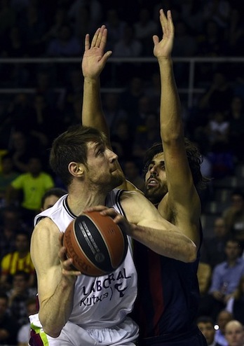 Andrés Nocioni, artífice de la victoria de los gasteiztarras. (Lluis GENÉ/AFP PHOTO)
