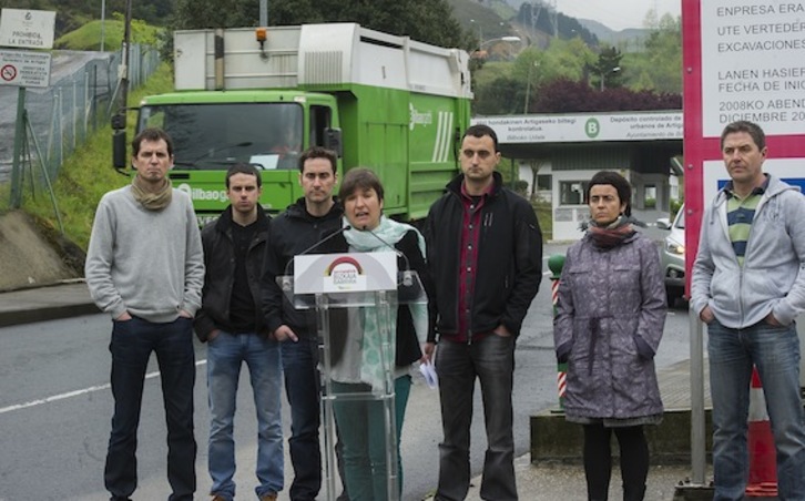 Rueda de prensa de EH Bildu ante el depósito de Artigas. (Luis JAUREGIALTZO/ARGAZKI PRESS)