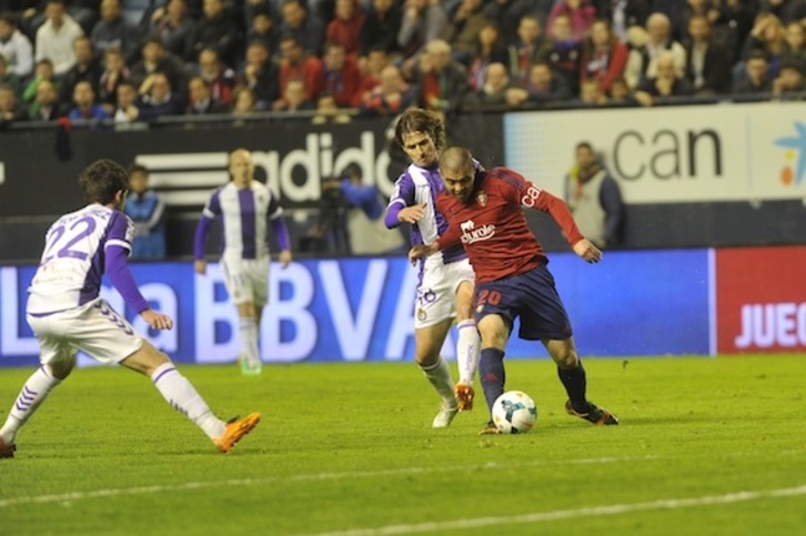 Gato Silva pugna por el balón en un lance del partido. (Idoia ZABALETA/ARGAZKI PRESS)