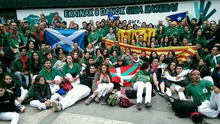 Foto de familia en Bergara tras el casteller. (Gure Esku Dago - Bergara)