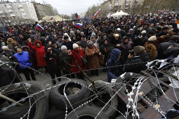 Manifestantes apoyan la toma de la sede del Gobierno regional en Donetsk. (MAX VETROV / AFP)