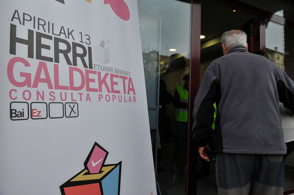 Herri galdeketaren kartela. (Idoia ZABALETA / ARGAZKI PRESS) Herri galdeketaren kartela. (Idoia ZABALETA / ARGAZKI PRESS)