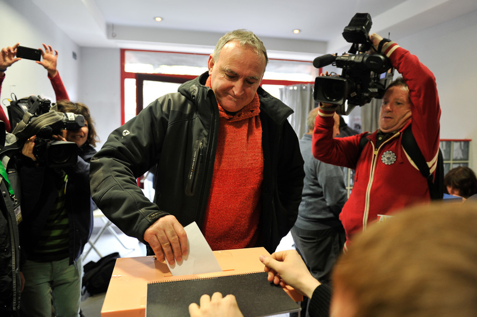 Etxarri Aranatzeko alkatea Joxi Bakaikoa bozkatzen. (Idoia ZABALETA / ARGAZKI PRESS) Etxarri Aranatzeko alkatea Joxi Bakaikoa bozkatzen. (Idoia ZABALETA / ARGAZKI PRESS)