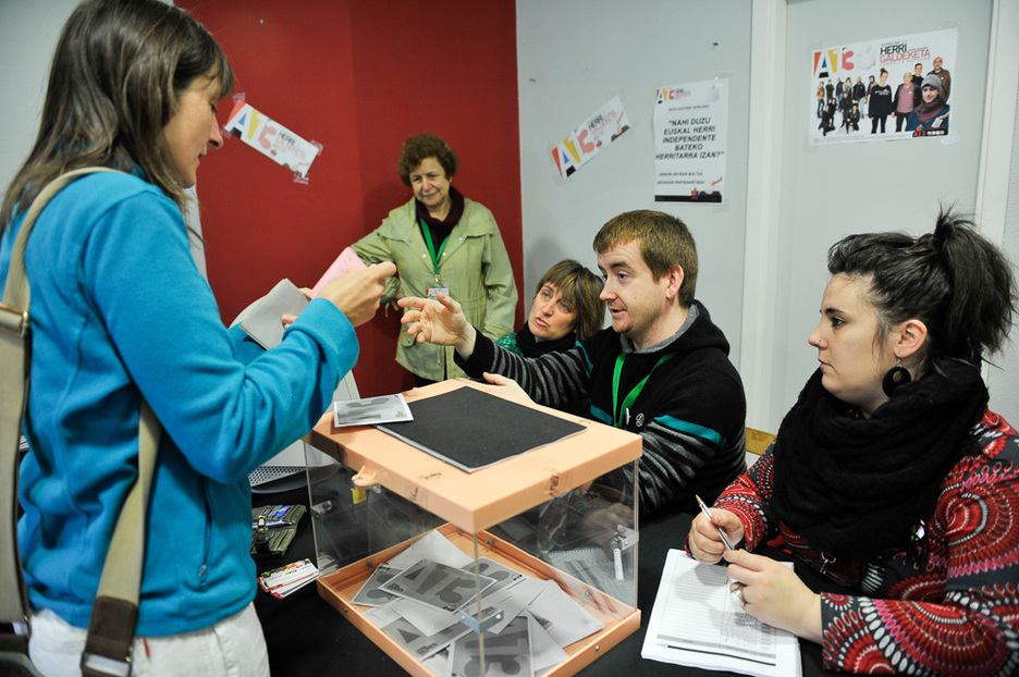 Herritarrak bozkatzen. (Idoia ZABALETA / ARGAZKI PRESS) Herritarrak bozkatzen. (Idoia ZABALETA / ARGAZKI PRESS)