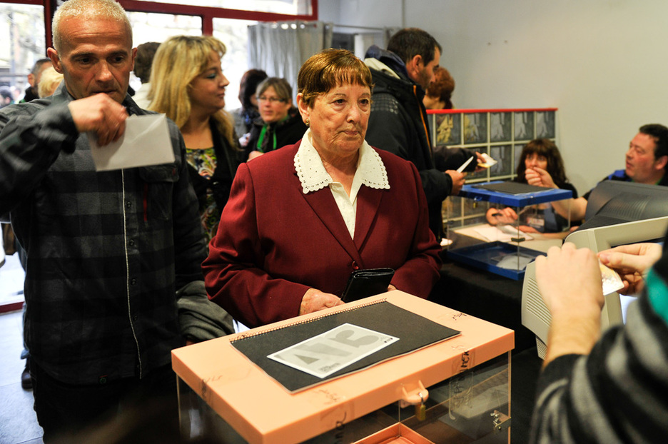 Herritarrak bozkatzen. (Idoia ZABALETA / ARGAZKI PRESS) Herritarrak bozkatzen. (Idoia ZABALETA / ARGAZKI PRESS)