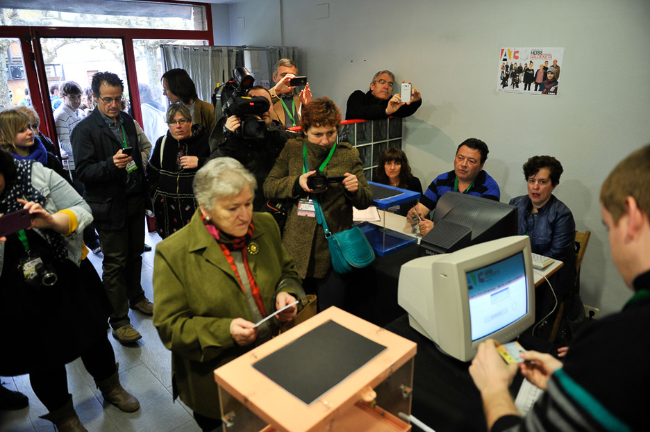 Herritarrak bozkatzen. (Idoia ZABALETA / ARGAZKI PRESS) Herritarrak bozkatzen. (Idoia ZABALETA / ARGAZKI PRESS)