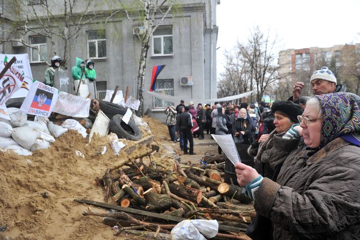 Ortodoxos rezan frente a las barricadas de los manifestantes prorrusos en Slaviansk. (AFP)