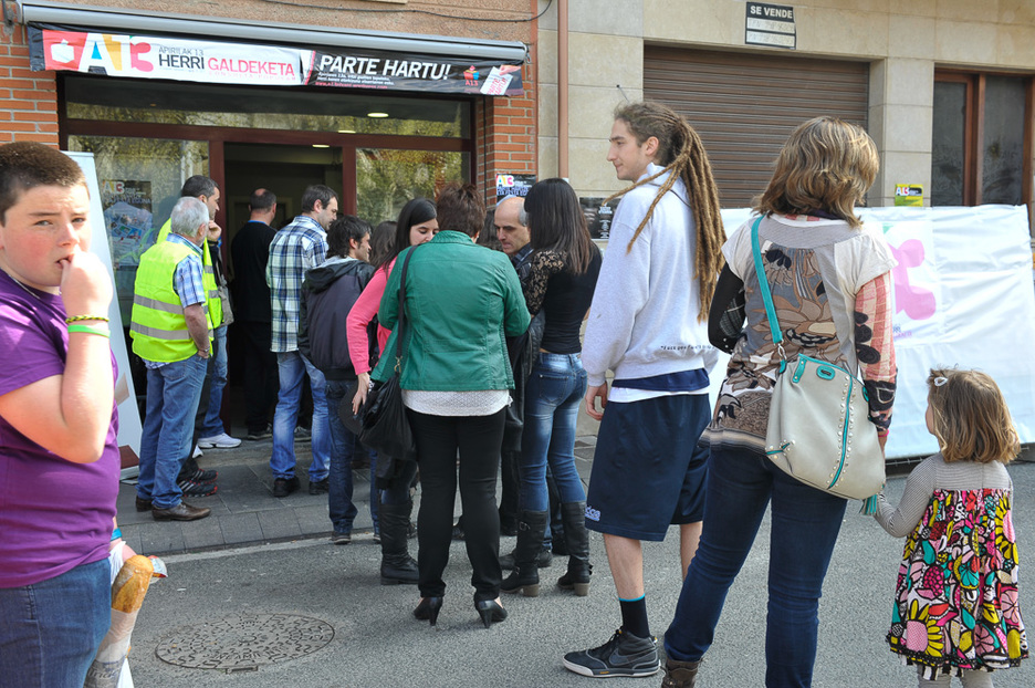 Jende ilarak bozkatzeko. (Idoia ZABALETA / ARGAZKI PRESS) Jende ilarak bozkatzeko. (Idoia ZABALETA / ARGAZKI PRESS)