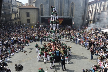 Castellersak Arrasateko plazan.  (ARGAZKI PRESS)