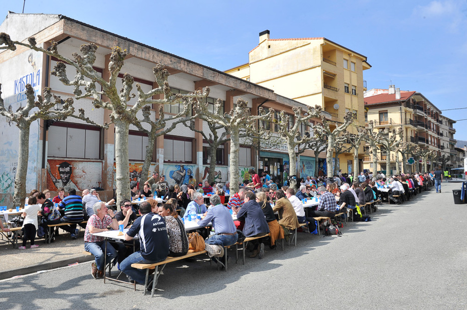 Bazkari herrikoia antolatu dute. (Idoia ZABALETA / ARGAZKI PRESS) Bazkari herrikoia antolatu dute. (Idoia ZABALETA / ARGAZKI PRESS)