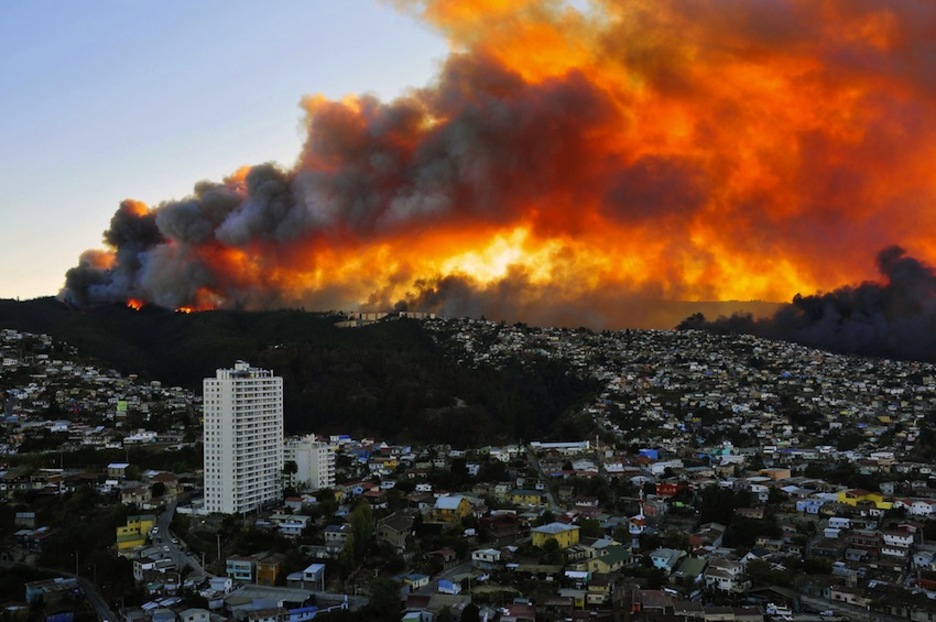 Gran cortina de humo a consecuencia de las llamas. (Alberto MIRANDA/AFP)