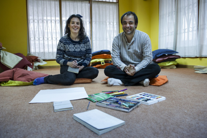 Saioa Aginako eta Eleno Alkain, arteterapeutak. Besteak beste, Donostiako Bidean zentroan eskaintzen dituzte tailerrak. Jon URBE | ARGAZKI PRESS