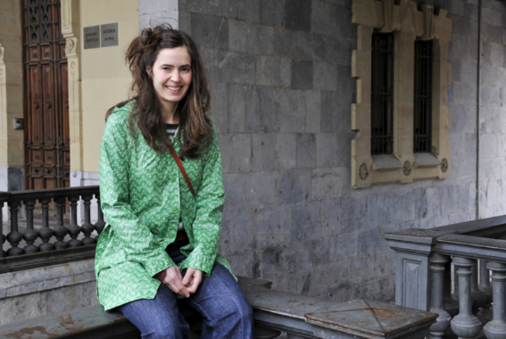 Maite Larburu biolin jotzaile eta kantaria bere jaioterrian, Hernanin, udaletxeko plazan. Idoia ZABALETA / ARGAZKI PRESS