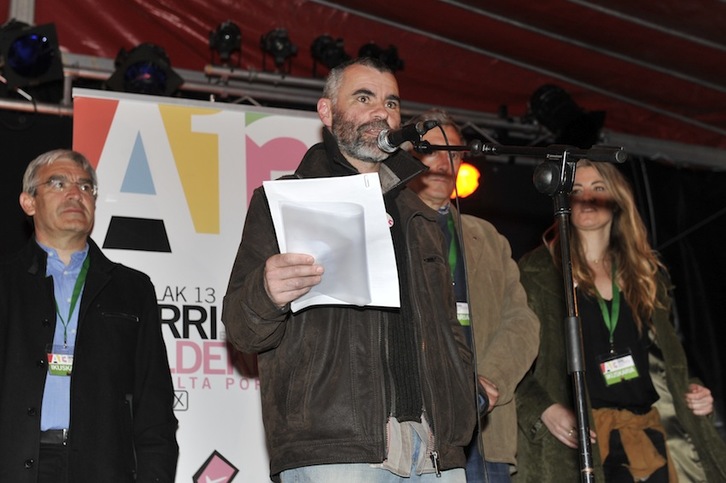 Manu Gómez da a conocer los resultados de la consulta de Etxarri. (Idoia ZABALETA/ARGAZKI PRESS)