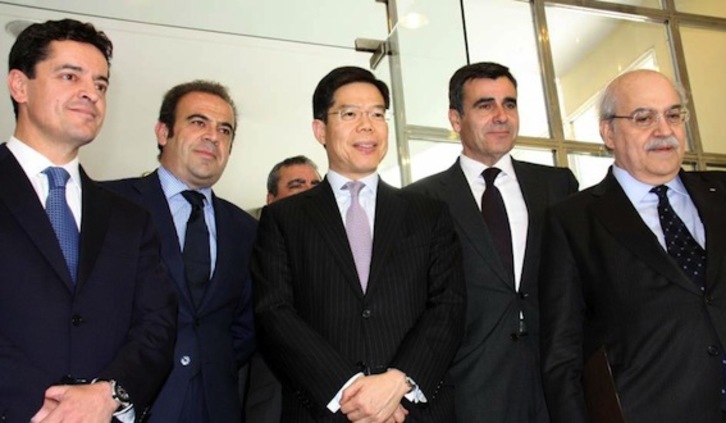 El principal promotor del proyecto, Enrique Bañuelos (i), junto a varios de los inversores y el conseller de economía de Catalunya, Andreu Mas-Colell (d). (BCN WORLD)