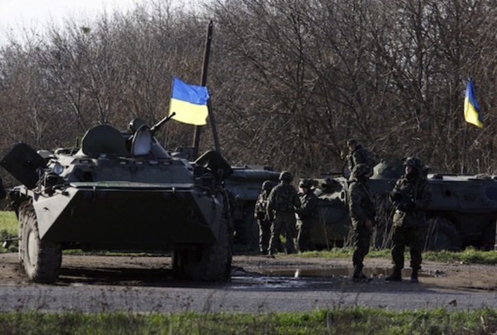 Soldados y carros ucranianos en el este del país. (Anatoliy STEPANOV / AFP PHOTO)