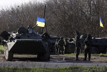 Soldados y carros ucranianos en el este del país. (Anatoliy STEPANOV