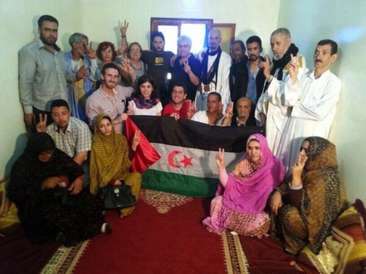Imagen de la delegación catalana en el Sahara Occidental, antes de ser retenida por la policía marroquí. (CUP)
